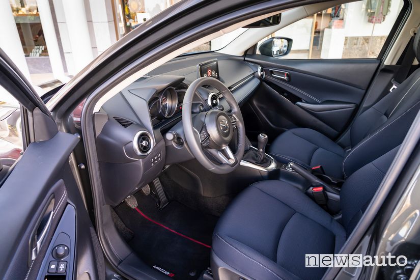 Sedili anteriori abitacolo Mazda2 2020