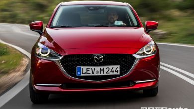Vista anteriore Mazda2 2020 Soul Red Crystal in movimento