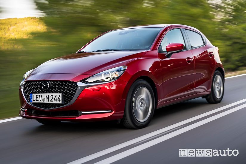 Vista di profilo Mazda2 2020 Soul Red Crystal in movimento