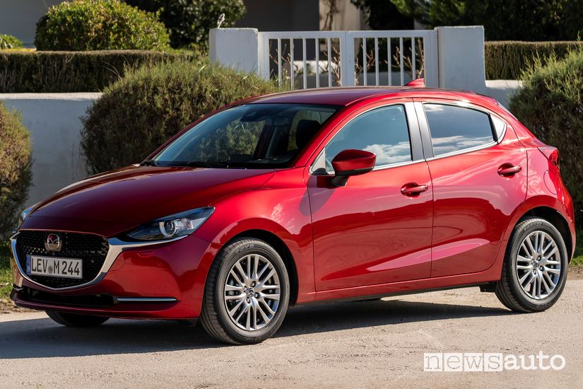 Vista di profilo Mazda2 2020 Soul Red Crystal