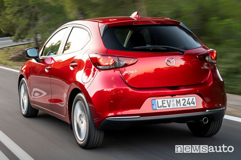 Vista posteriore Mazda2 2020 Soul Red Crystal