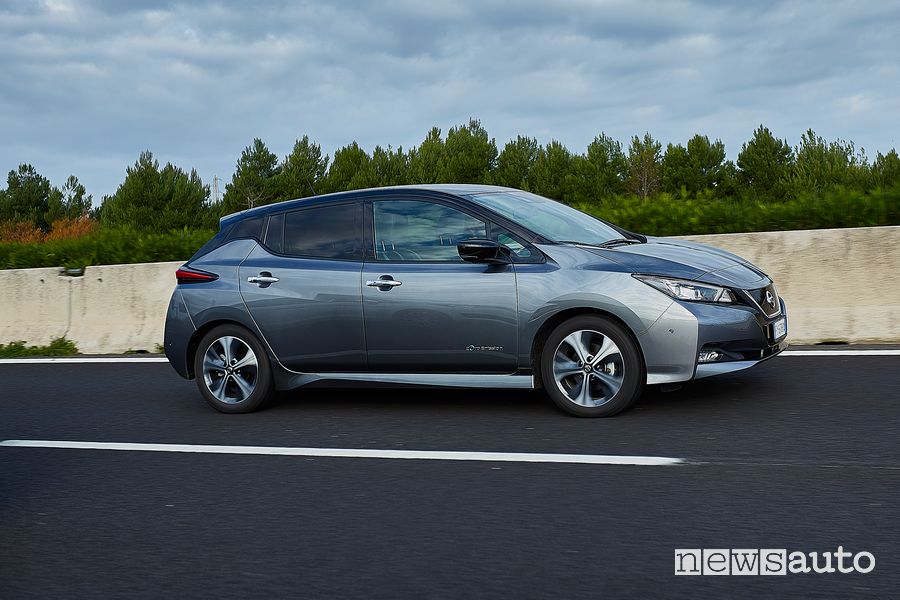 Vista laterale in autostrada Nissan Leaf e+