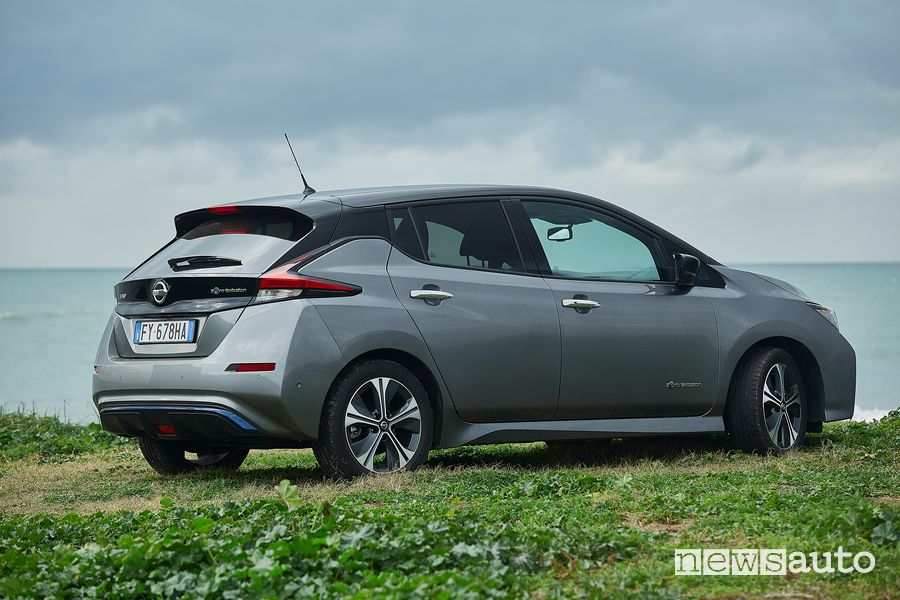 Vista laterale Nissan Leaf e+ 2020
