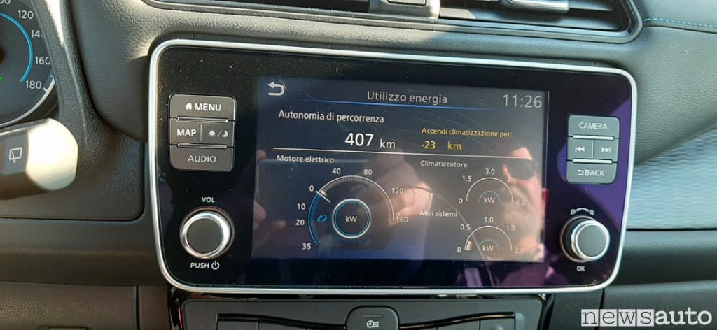Il sistema della Nissan Leaf è completo con App dedicata per collegarsi anche da smartphone. Schermo digitale centrale