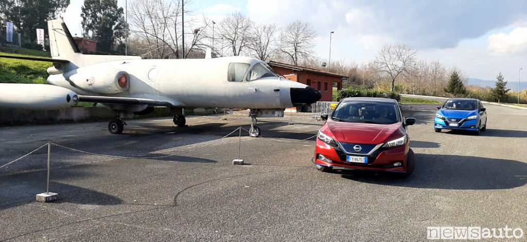 La Leaf di colore rosso seguita da una di colore Blu a fianco di un aereo del museo dell'Aeronautica di Vigna di Valle a Bracciano