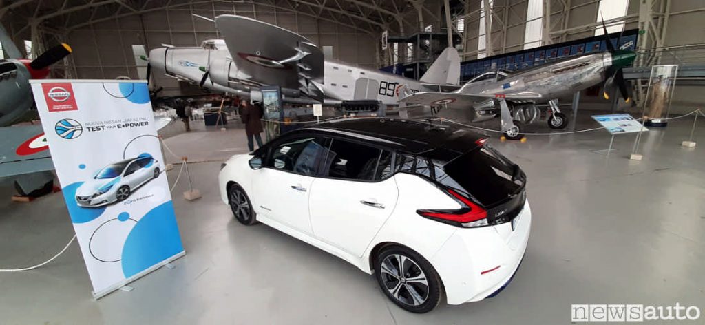 La Nissan Leaf e+ con 200  cavalli vola! A proposito di volo, qui siamo all'interno del Museo dell'Aeronautica di Vigna di Valle sul Lago di Bracciano