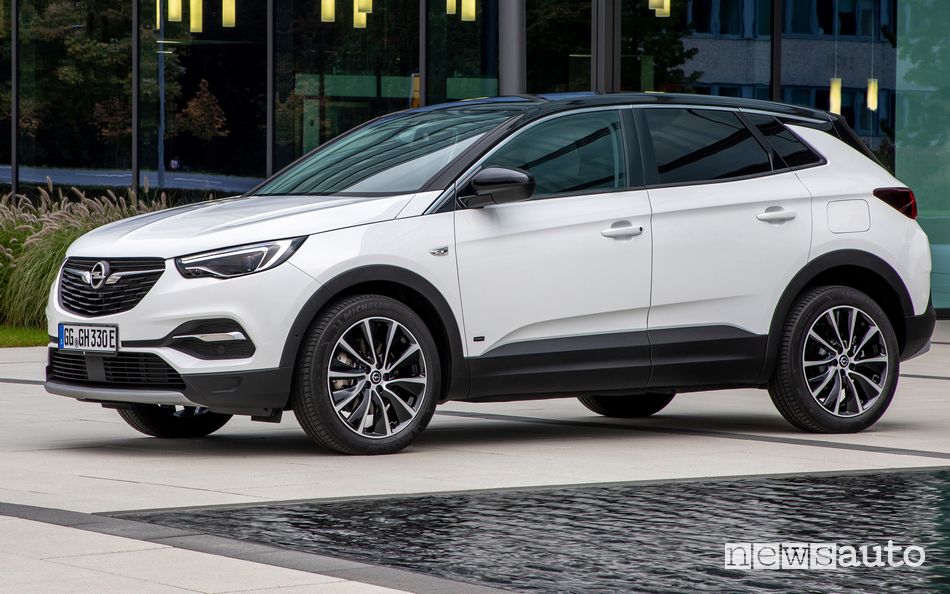 Vista di profilo Opel Grandland X Hybrid