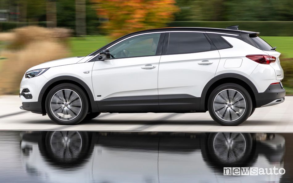 Vista laterale Opel Grandland X Hybrid