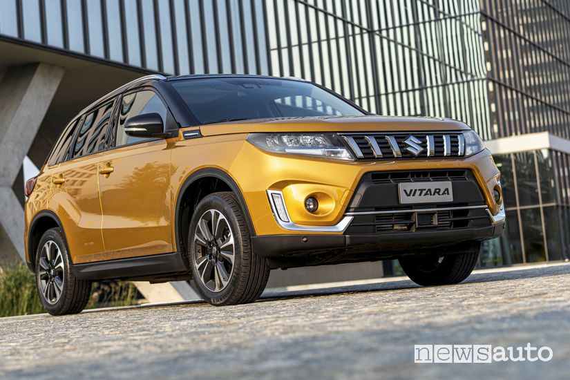 Vista di profilo Suzuki Vitara Hybrid MHEV