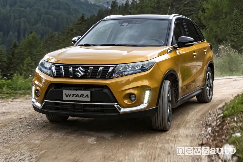 Vista anteriore Suzuki Vitara Hybrid MHEV sullo sterrato