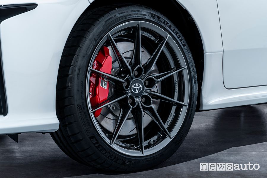 Cerchi in lega da 18" e impianto franante sportivo Toyota GR Yaris