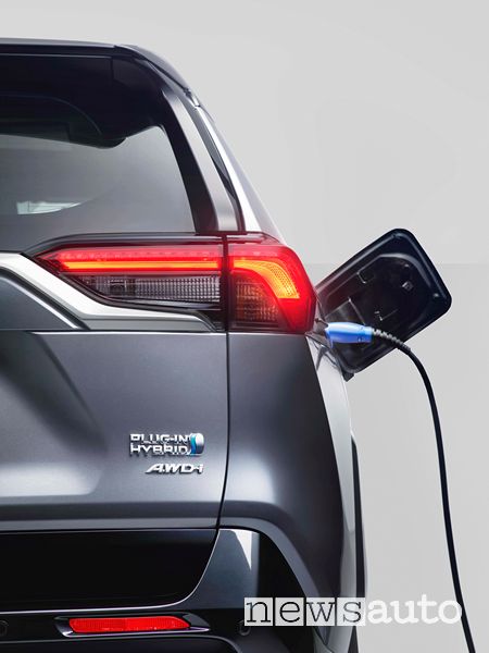 Ricarica, Toyota Rav4 Hybrid Plug-In accattato alla presa
