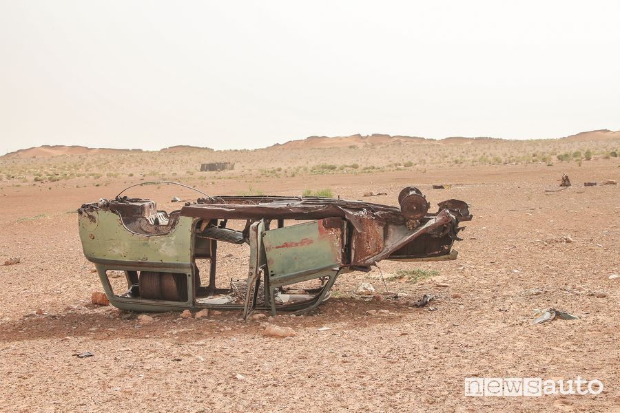Residui di carrozzerie di fuoristrada abbandonati nel deserto tunisino