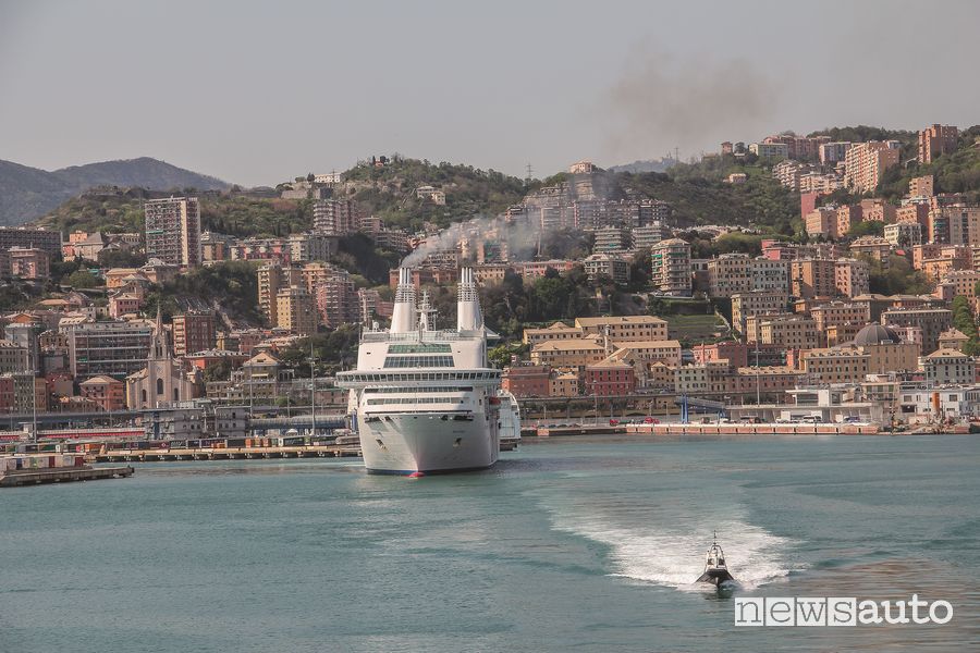 Partenza dal porto di Genova