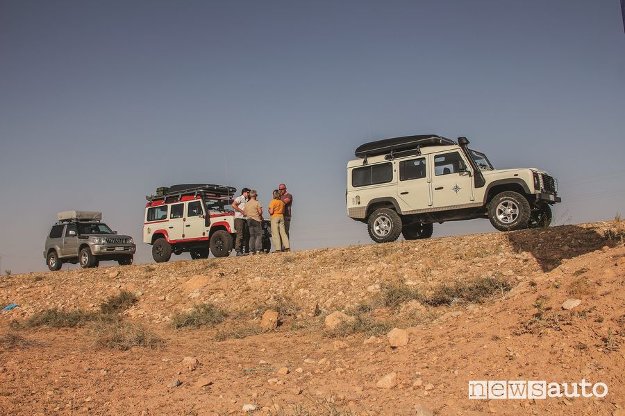 3 equipaggi su 3 fuoristrada, 2 Land Rover Defender e 1 Toyota Land Cruiser KZJ90.