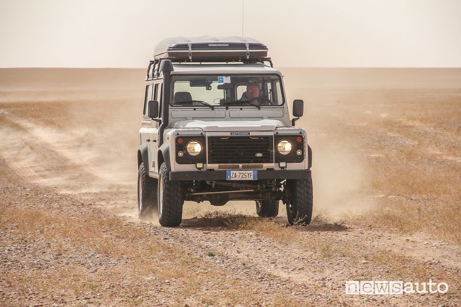 Spazi infiniti e sterrati in Tunisia con il Land Rover Defender