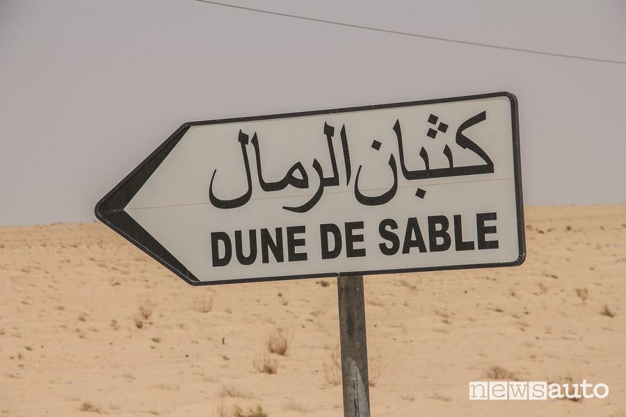 Insegna in arabo che indica la direzione per raggiungere le dune di sabbia