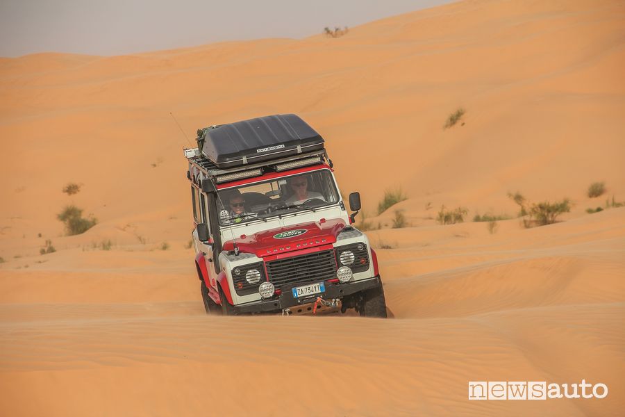 le dune di sabbia del Sahara affrontate con il Land Rover Defender
