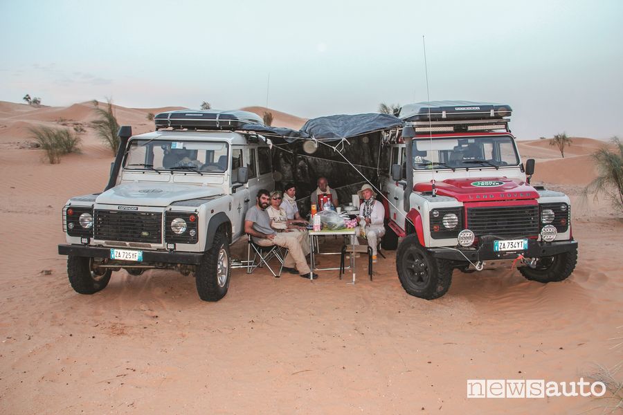 Un momento di un accampamento notturno mentre si cena sperduti nel deserto tunisino