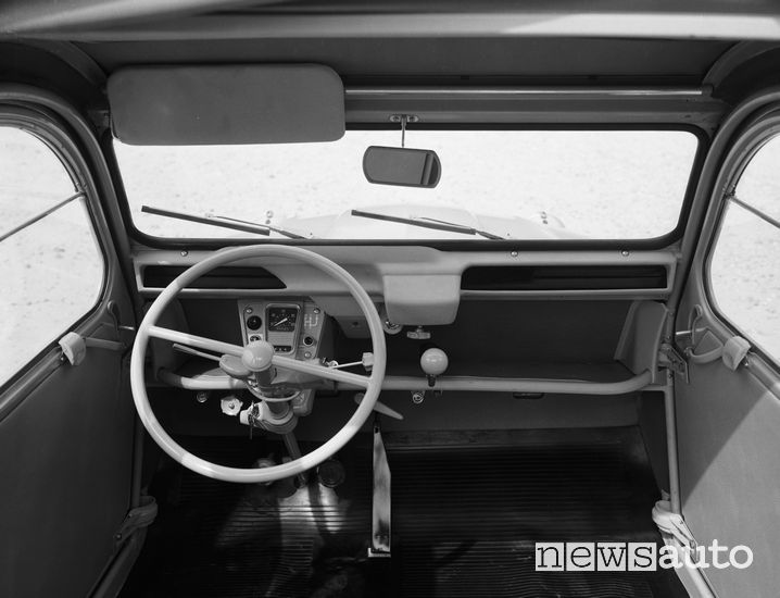 Il posto guida di una Citroen 2CV, la manetta in basso a sinistra del volante per la regolazione della portata dei fari