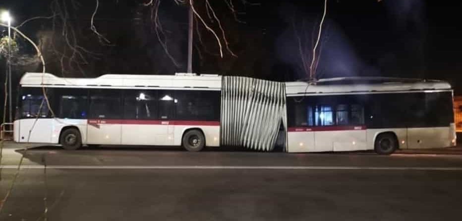filobus 90 Atac rotto accartocciato su sé stesso