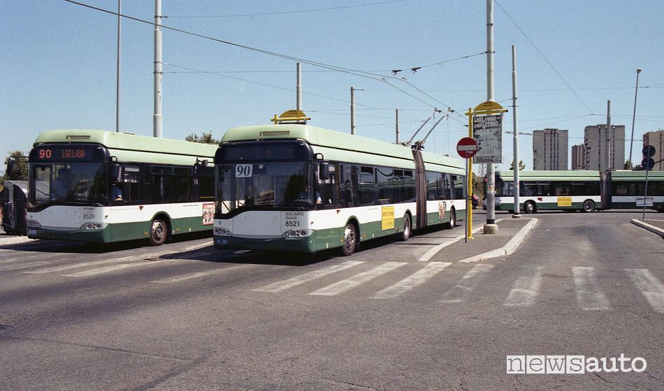 Capolinea di Largo Labia linea 90 filobus Atac, autobus elettrici con batterie al litio