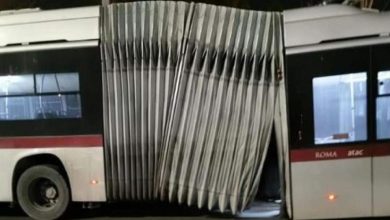 filobus Atac si accartoccia