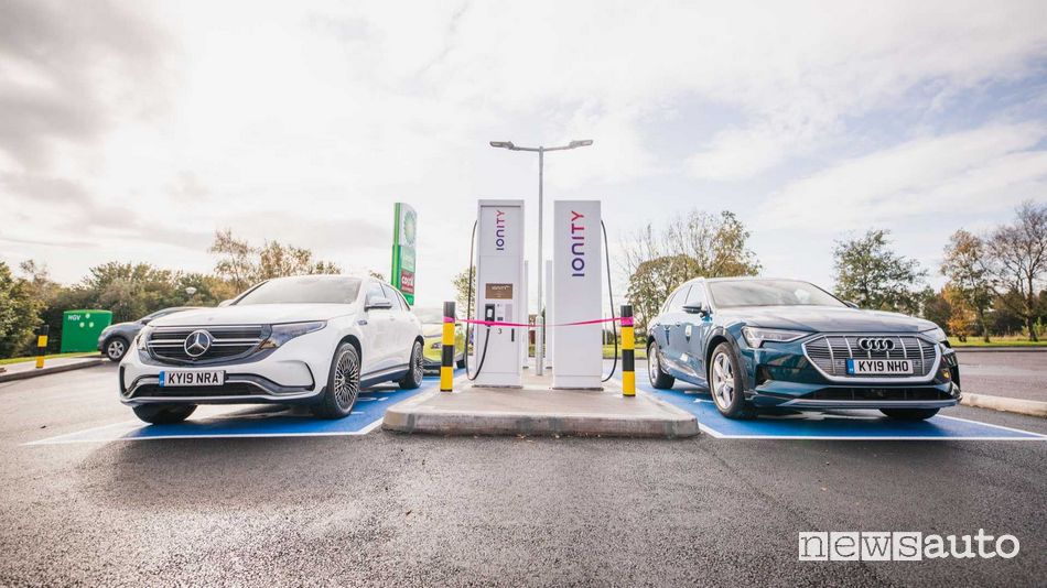 Ricarica fast Ionity con Mercedes EQC e Audi durante la fase di ricarica