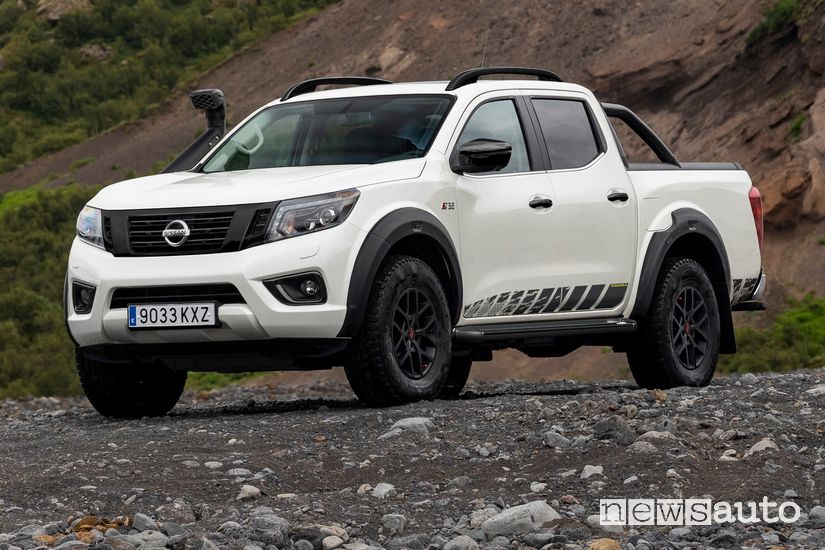 Vista di profilo Nissan Navara OFF-ROADER AT32