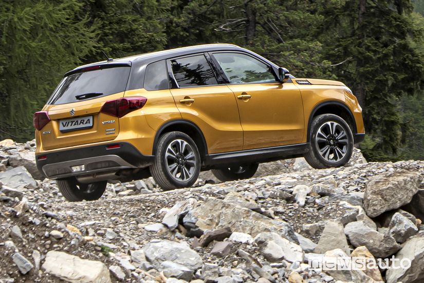 Vista laterale Suzuki Vitara Hybrid sullo sterrato