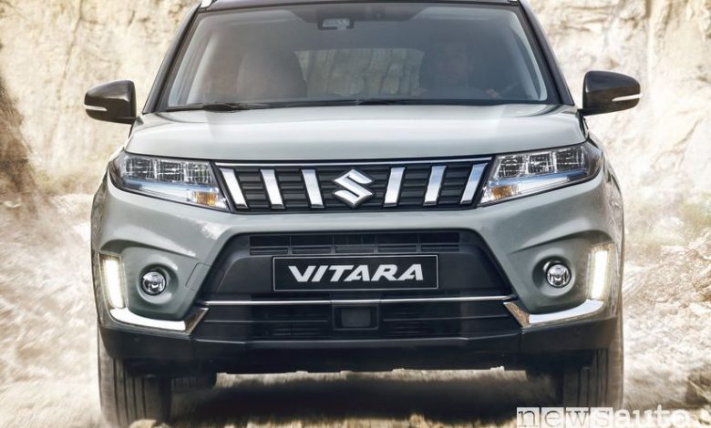 Vista frontale Suzuki Vitara Hybrid sullo sterrato