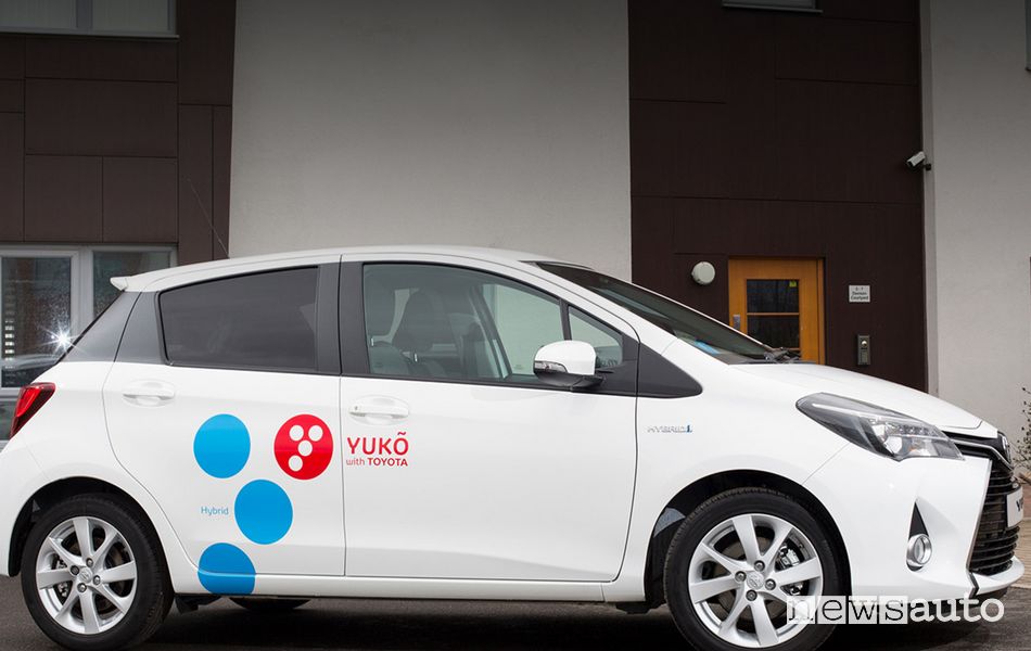 Yuko con Toyota car-sharing ibrido
