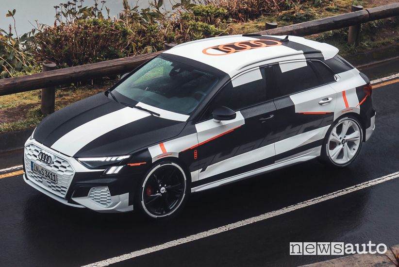 Vista laterale Audi A3 Sportback 2020 camuffata prototipo