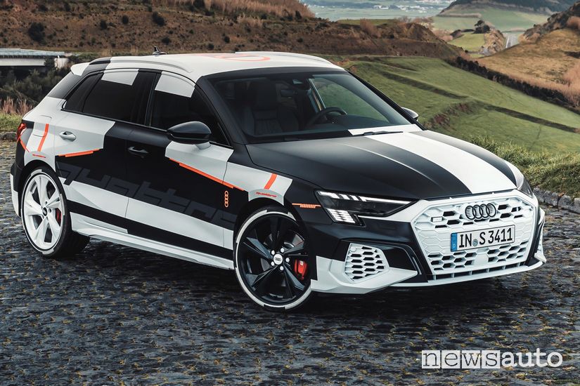 Vista di profilo Audi A3 Sportback 2020 camuffata prototipo