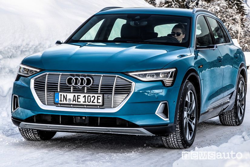 Audi e-tron 55 quattro SUV elettrico sulla neve