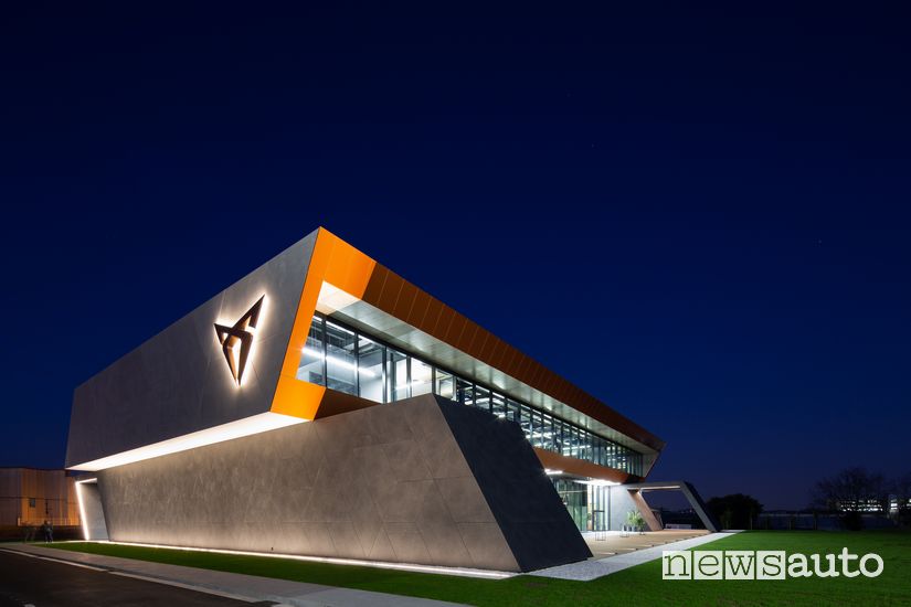Esterno Cupra Garage di notte