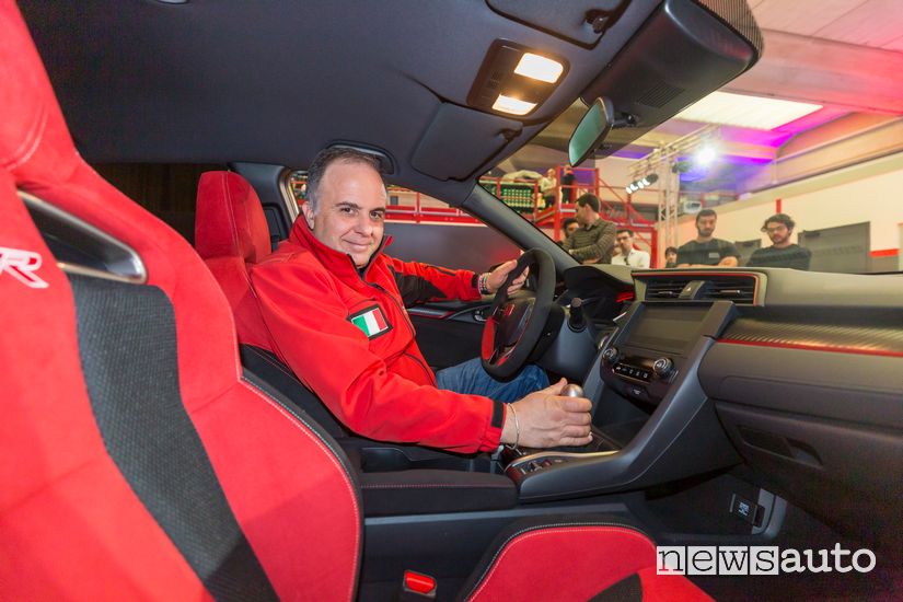 Giovanni Mancini al volante dell'Honda Civic Type R Limited Edition