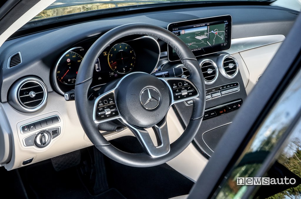 Interni Mercedes C200 Hybrid