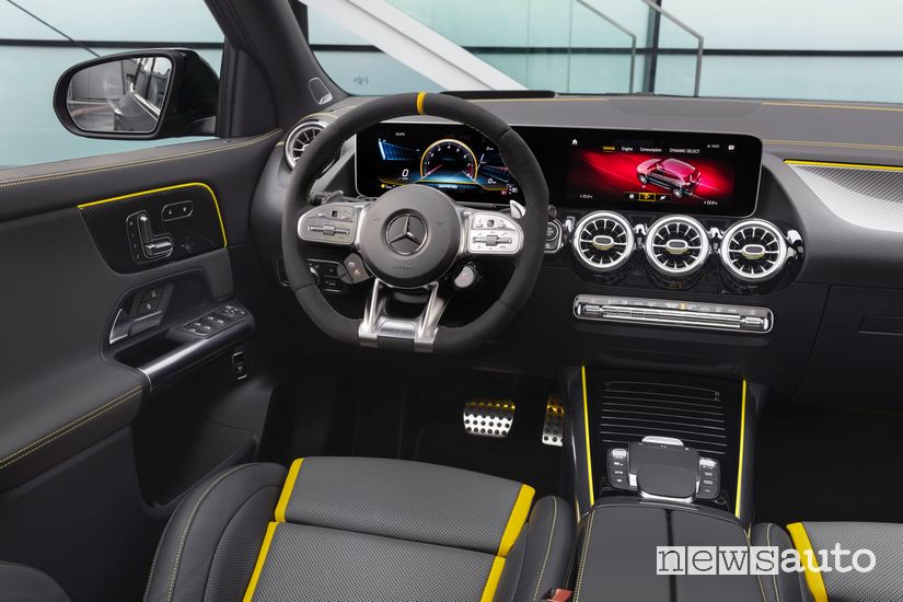 Volante, plancia strumenti Mercedes-AMG GLA 45 S 4MATIC +