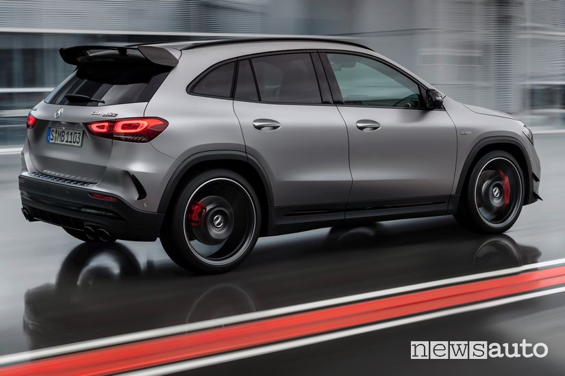 Vista laterale Mercedes-AMG GLA 45 S 4MATIC +