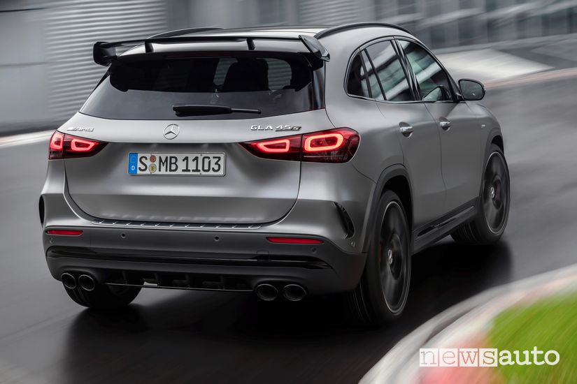 Vista posteriore Mercedes-AMG GLA 45 S 4MATIC+ inserimento in curva