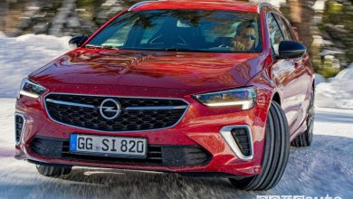 Opel Insignia GSi Sports Tourer 2020 in azione sulla neve