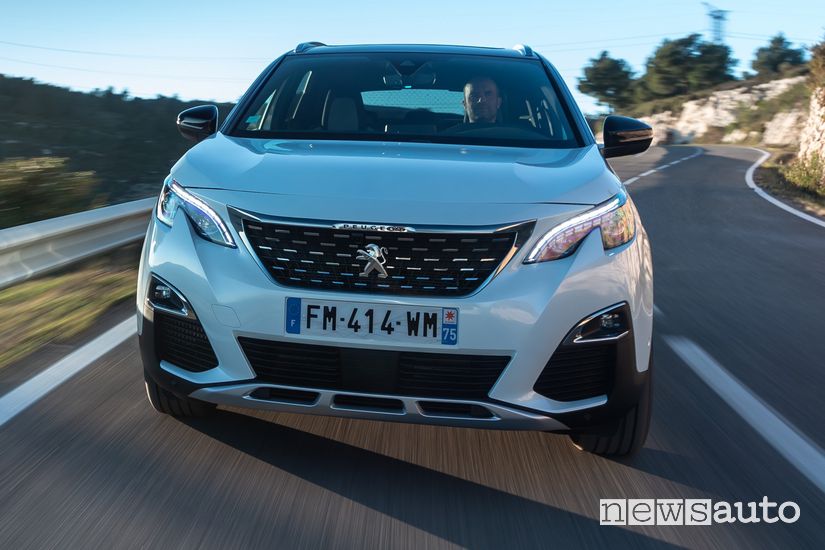 Vista frontale Peugeot 3008 Hybrid4 Plug-In