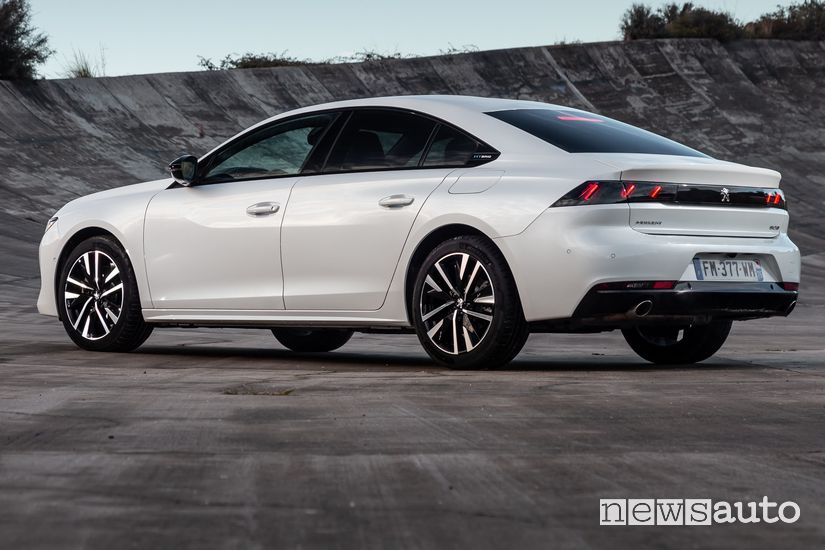 Vista posteriore Peugeot 508 Hybrid Plug-In