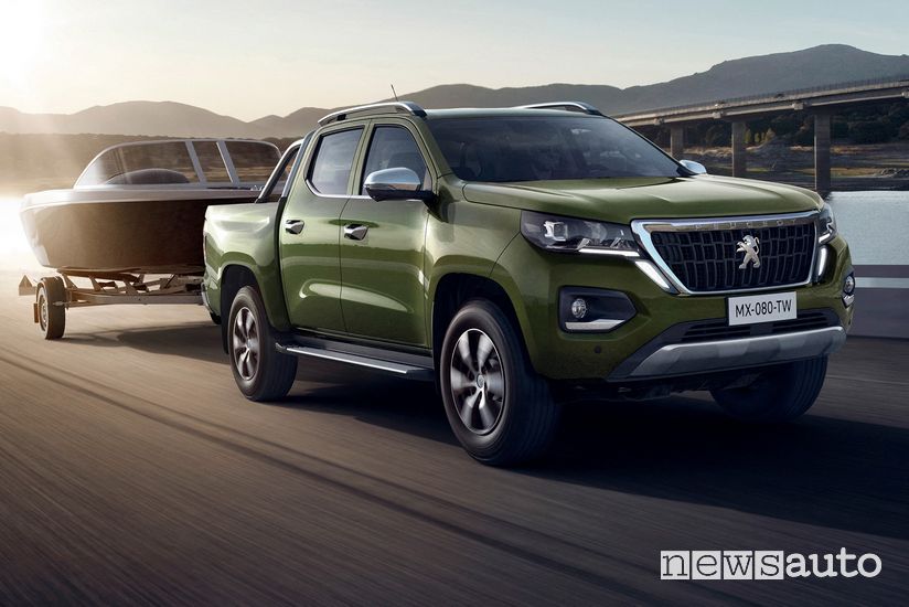 Peugeot Landtrek pick-up traina una barca