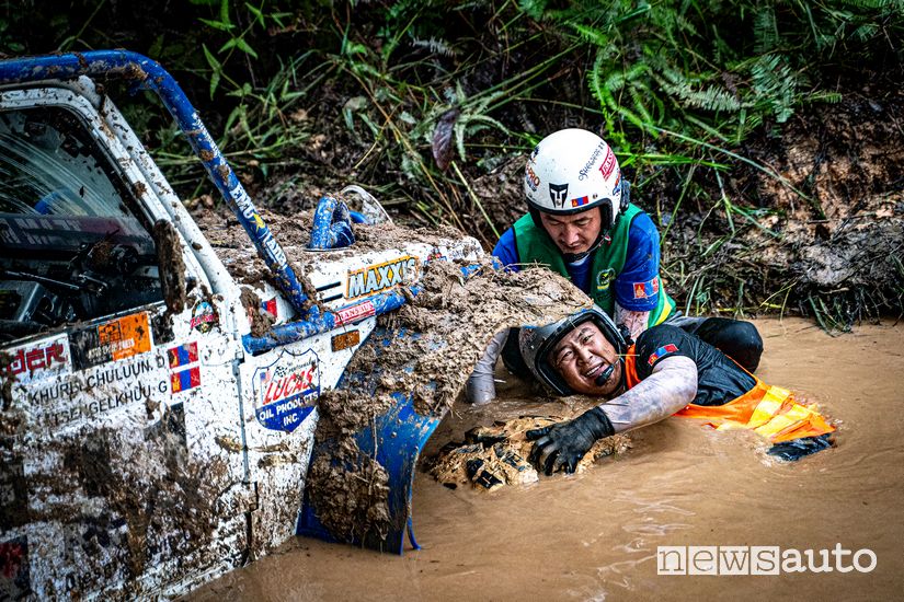 Rainforest Challenge Malesia: pilota e navigatore impegnati a liberare il veicolo dal fango durante una prova speciale