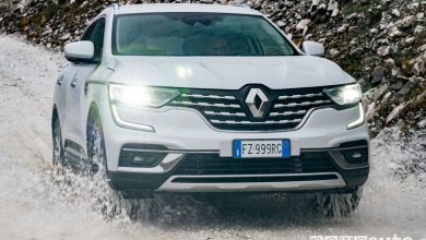 Vista anteriore Renault Koleos nella cava di Marmo di Carrara