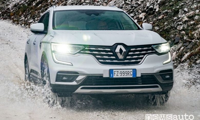 Vista anteriore Renault Koleos nella cava di Marmo di Carrara