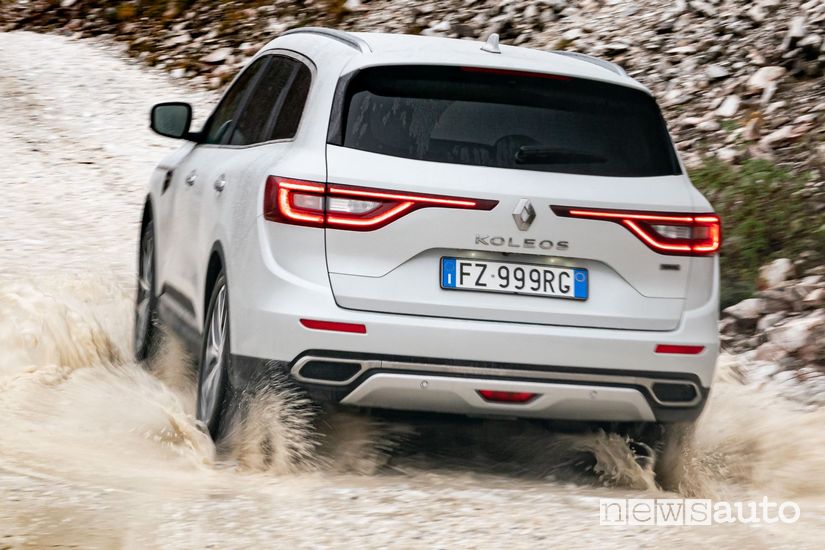 Vista posteriore Renault Koleos nella cava di Marmo di Carrara