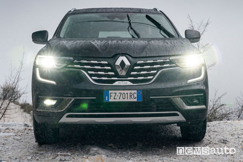 Vista frontale Renault Koleos Initiale Paris nella cava di Marmo di Carrara